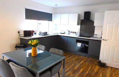 Newly refurbished 2 bedroom apartment close to station and local amenities - Foto 5