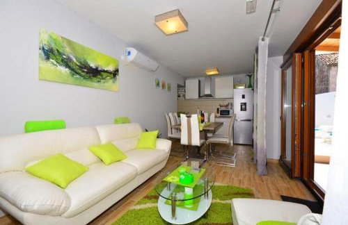 Holiday Home Belmondo- Three Bedroom Home with Terrace and Private Pool A6 - Photo 5