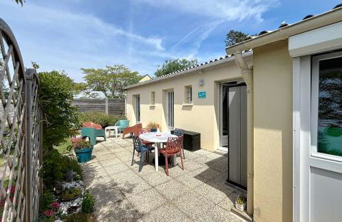 Maison rénovée, à 300m de la plage et proche commerces, avec terrasse et jardin, tout confort - FR-1-361-131 - Photo 4