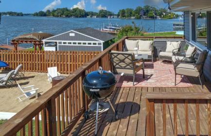 3Bed 2Bath Luxury Lake House on Myers Bay Private Pier Beach Firepit and Deck - Foto 7