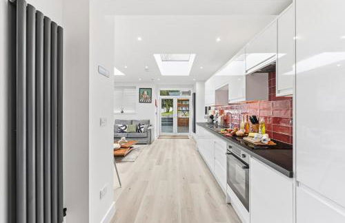 Unique 5 Bedroom 4 Bathroom House with Self-Contained-Studio - Excellent Location - Pool Table, Super-Fast Wifi, Smart TV and Self-Check-In by Yoko Property - Photo 13