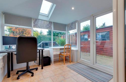 Pass the Keys Spacious and modern house with Free Parking - Photo 47