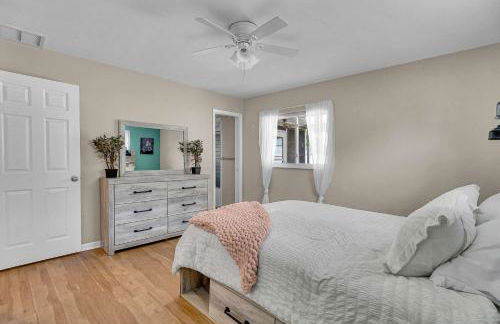 Four Bed Home with Pool Game Room Bar Near Beach - Foto 47