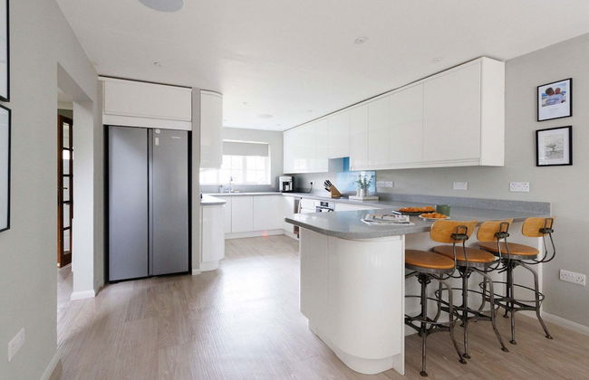 Stylish 4 Bed Home Close to Beach - Foto 2