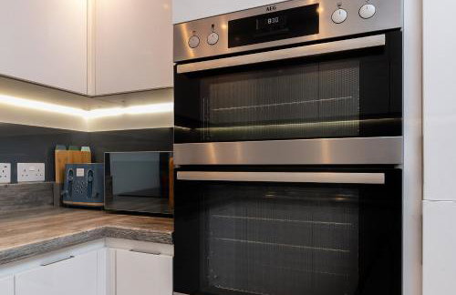 SUPERIOR AIRPORT SUITE, FREE Parking, Stylish, BALCONY, Two Bathrooms, Close To Airport, Station & Centre - Foto 40