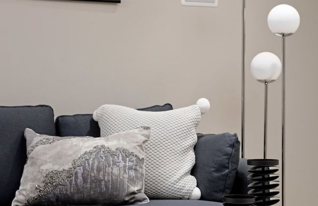 Stunning 3 Bedroom Secondary Suite N Van - Photo 19