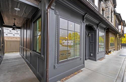 The Bee Room - Cozy Retreat on Midway Main Street - Photo 19