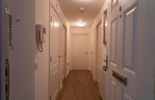 Two Bedroom En-Suite Modern Apartment Urquhart Road , Beach Area -Free Parking - Photo 5