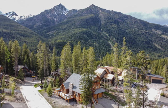 MODERN 4,500 sqft Ski Chalet: 5 Br + 6 Ba | Pool Table | Pool + PRIVATE Hot Tub - Photo 77