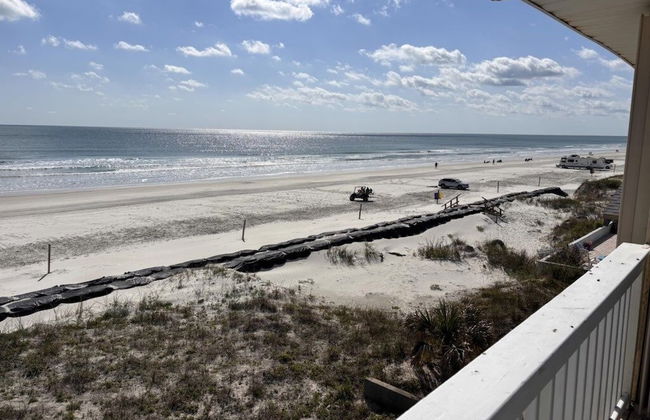Ocean Front Beach Walking Distance To Flagler 4 Bedroom Home by RedAwning - Foto 1