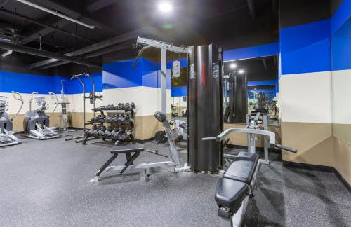 King Bed - Heart of PB - Jaw-Dropping Rooftop and Gym - Foto 29