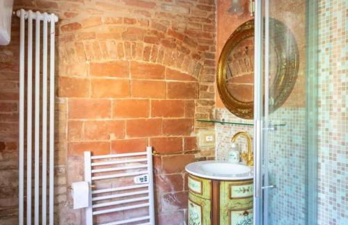 16th Century Townhouse, Large Garden Near Lake, Tuscany and Umbria - Sleeps 18 - Foto 14