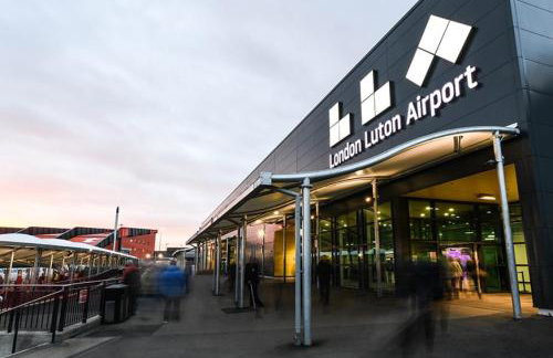 LUXURY AIRPORT SUITE, FREE Parking, FANTASTIC Location, Close To Airport, Train Station And Town Centre - Foto 39