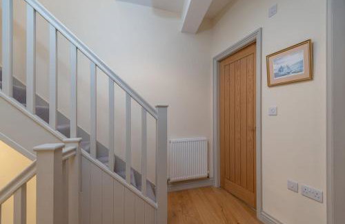 Sleeps 6 4 bedrooms 2 minute walk to the Square Hosted Happy Valley Cast - Photo 30