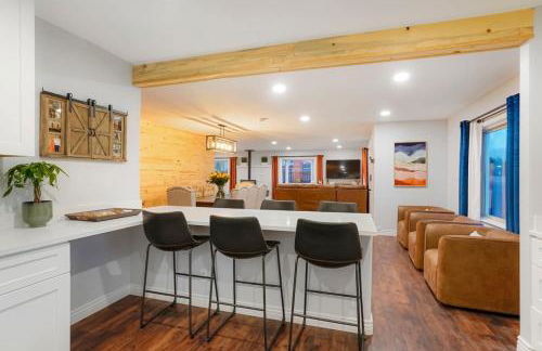 One of a Kind Home with HOT TUB Pool Table and Fire Pit 4 Miles to DT - Foto 7