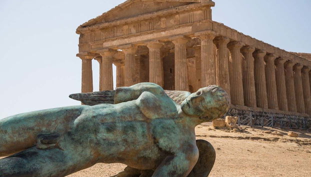 Detalle de la escultura en bronce