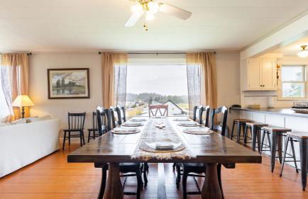 Private Beach Access + Water Views! Sleeps 18, Historic 6bdr Farmhouse w/ Deck - Foto 24