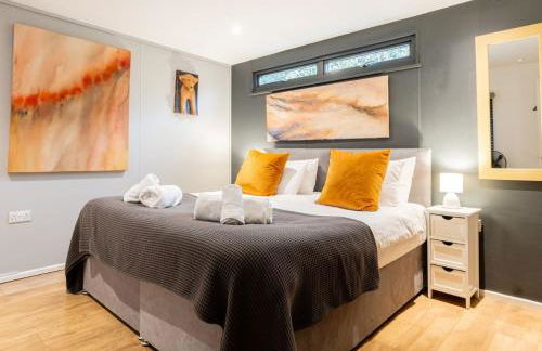 Stunning 6 Bedroom with Swimming Pool & Sauna! - Foto 97