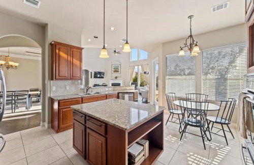 Lake Travis Family Retreat with Theater Game Room and BBQ 7 min from Marina - Foto 19
