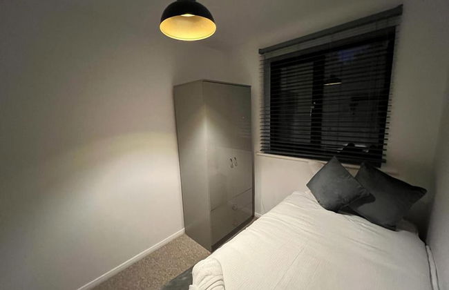 Impeccable 2-bed Apartment in Grays, London - Photo 3