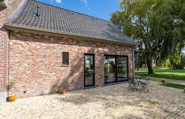 Peaceful Villa With Pond - Photo 30