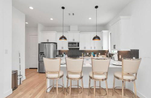 Tranquil Downtown Escape with Backyard - Photo 48