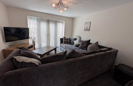 Large Modern House With Private Parking - Photo 52