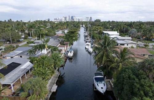 Waterfront Oasis w/ Enclosed Pool! - Foto 5