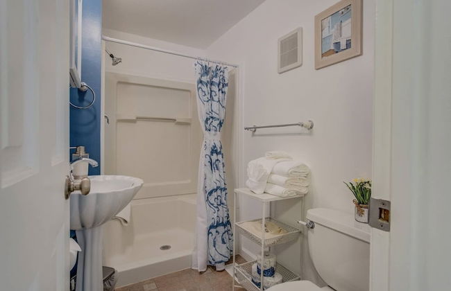 3 Bedroom Downtown with Firepit - Photo 29