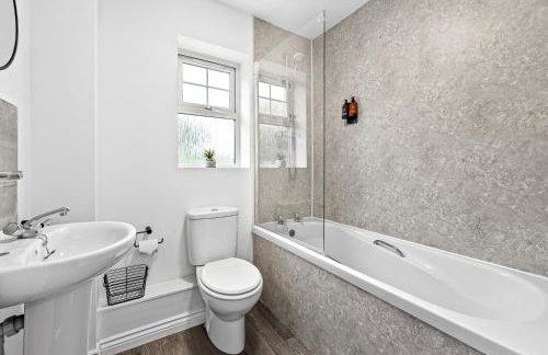 Spacious 6-bedroom house - 3 parking spaces - Superfast Wi-Fi - Close to M5 - Long-stay rates! - Foto 12