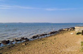 Princes Esplanade-Beachfront House with Balcony a stone throw from Gurnard Beach - Foto 20