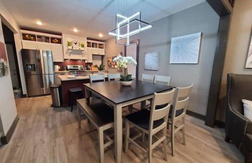 King Bed In Main Floor - Downtown Vacation Rental - Foto 13