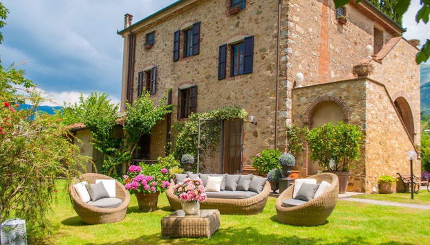 Le Bicocche Farmhouse: Country Stone Villa with Pool in Camaiore between Lucca & Beaches of Versilia - Foto 2, Habitación