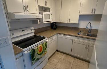 Premium 2-bedroom Condo in adorable Kona - Walk to Beaches Shops & Restaurants - Booking FAST - Foto 8