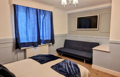 2 Bed Cosy House in London by Zaftastic Stays - Photo 7