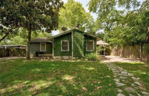 A Rare find - Bright, Warm, Charming Central Austin Home - Photo 30