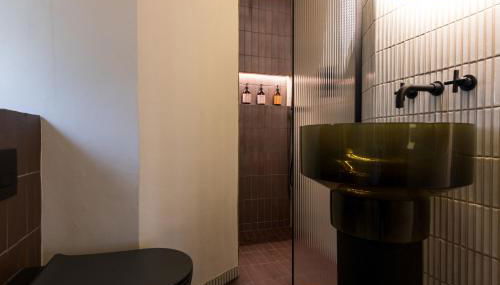 JOIVY Contemporary Cottage with Free Parking - Foto 4, Shower