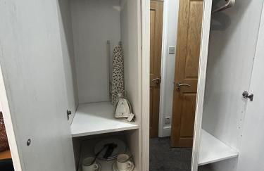 EGHAM LOVELY STUDIO SELF CONTAINED 2 mins station - Foto 6