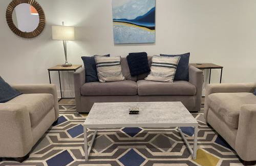 Luxe 2BD2BA Townhouse in Hip Area - Near Metro - Photo 3