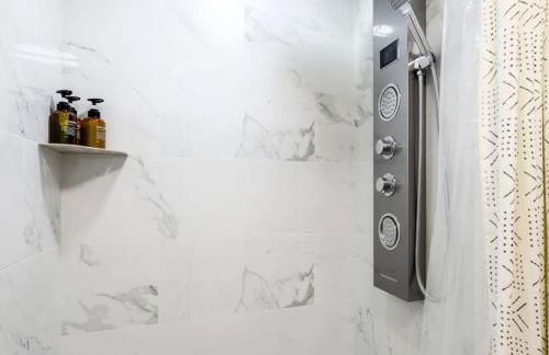 Chic 3BR 2BA Duplex w Serene View BBQ near airport - Foto 14