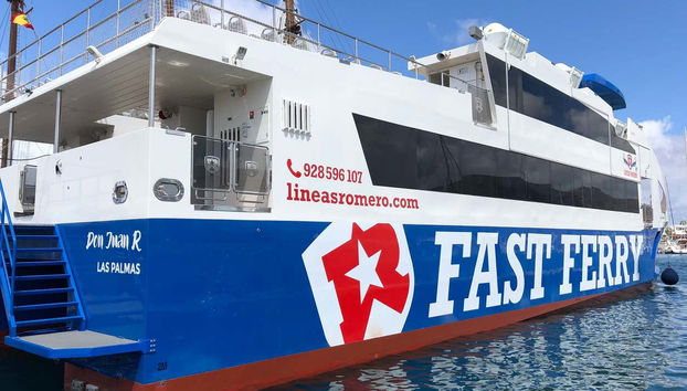 Uno de los laterales del barco mientras se acerca a un puerto