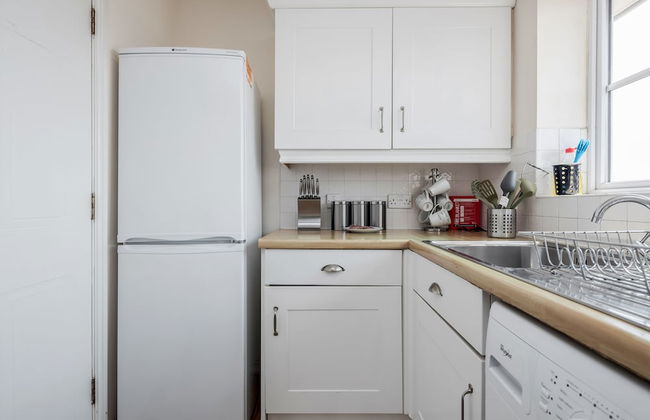 Captivating 3-bed Apartment in Grays - Photo 13