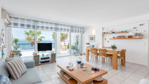 Beachfront Modern Apartment - Photo 4