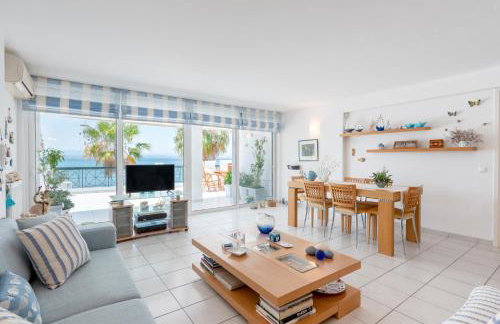 Beachfront Modern Apartment - Photo 4