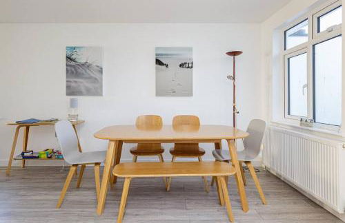 Modern Seaside House with Hot Tub - Foto 10