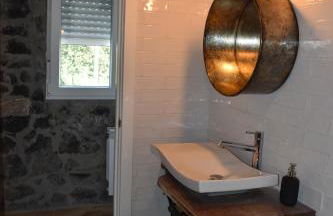 La Antigua Cuadra es un alojamiento de piedra y altos techos de madera con mucho encanto, jardín privado con barbacoa y acceso al río Asón - Foto 21