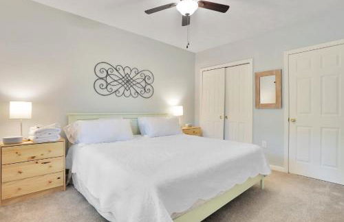 Lazy Basye Shenandoah Cabin with Hot Tub, Sleeps 10 - Foto 42