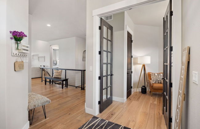 Upscale Waterfront Estate With Mountain Sunset Views - Foto 34