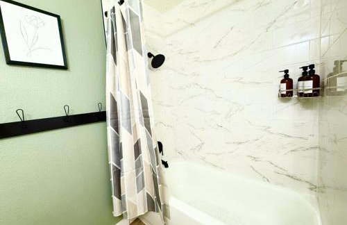 Modern and Cozy 3BR Retreat Perfect for Families or Big Group - Foto 49