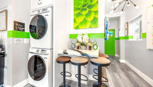 D- Hip & Stylish NoHo Family-Friendly Home near Universal & Hollywood with Patio - Hot Tub - Games - & Parking - Foto 5